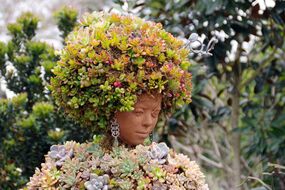 Dame im Blumenkleid
