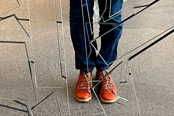 »Schuhe betrachten« von Ingeborg Präsent (Pl. 22)
