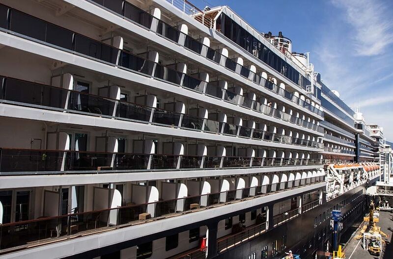 Kreuzfahrtschiff am Pier